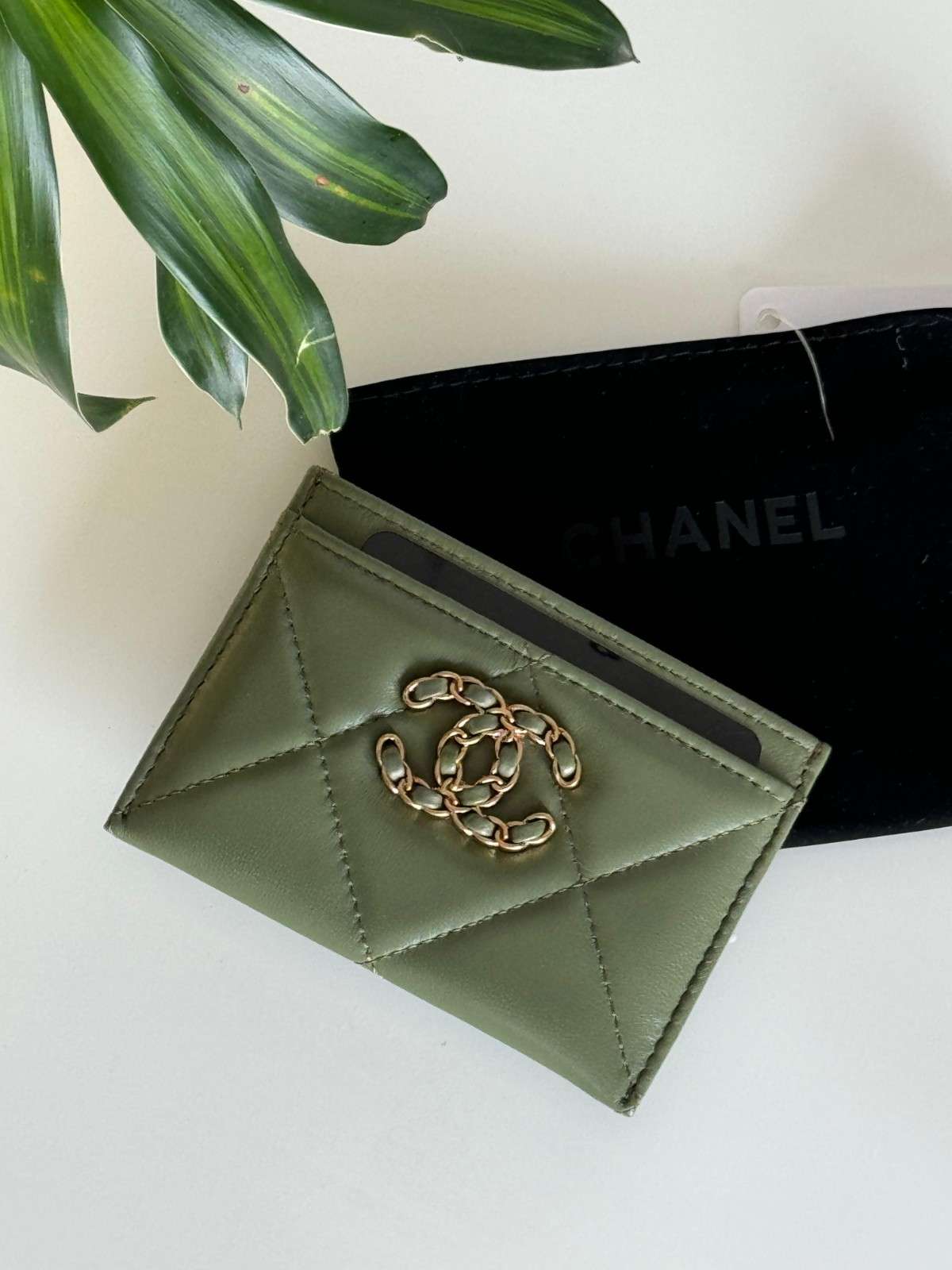 chanel 19 card wallet