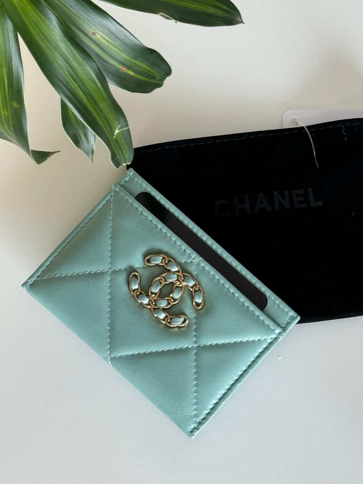 chanel 19 card wallet