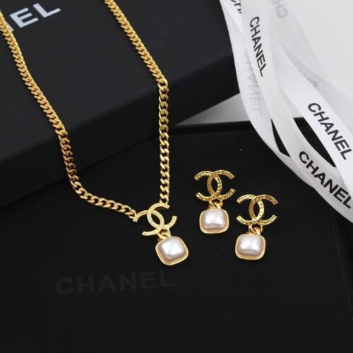 Chanel Pearl Necklace Pendant Gold CC Chain