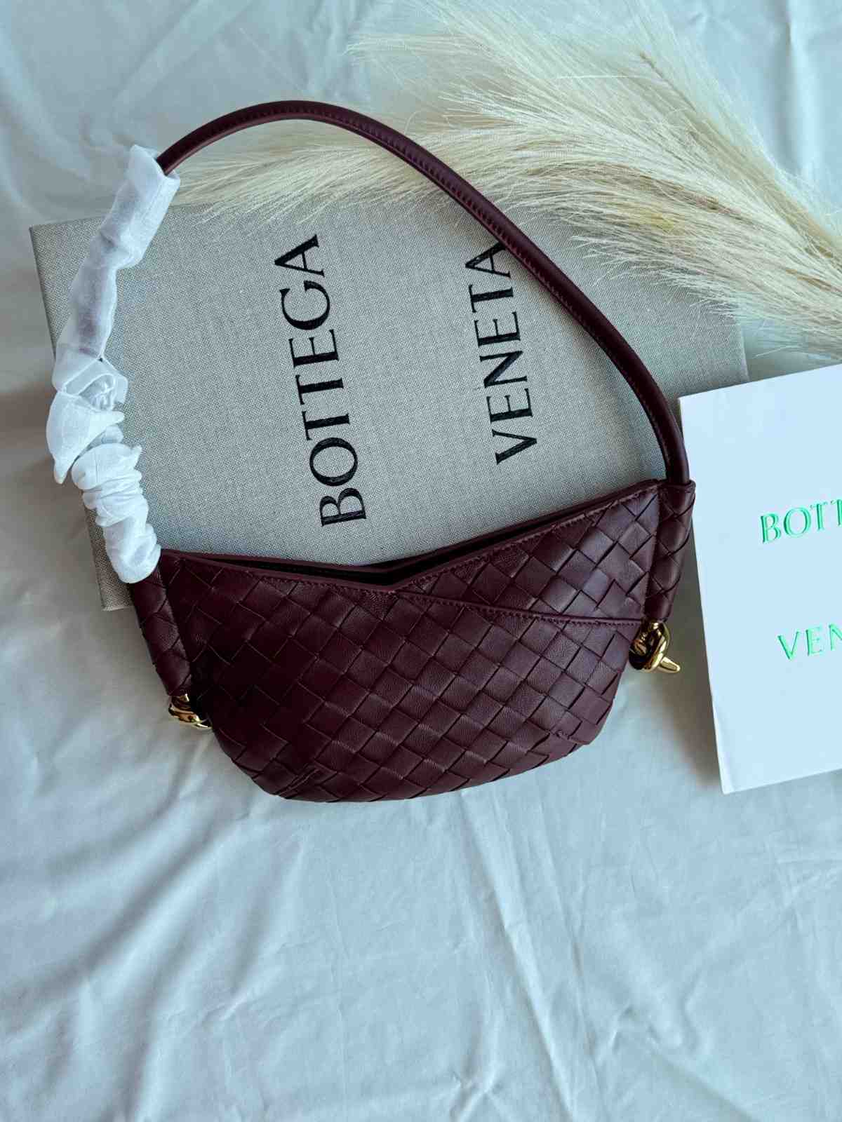 Bottega Veneta Intrecciato Shoulder Bag Baby Solstice Red