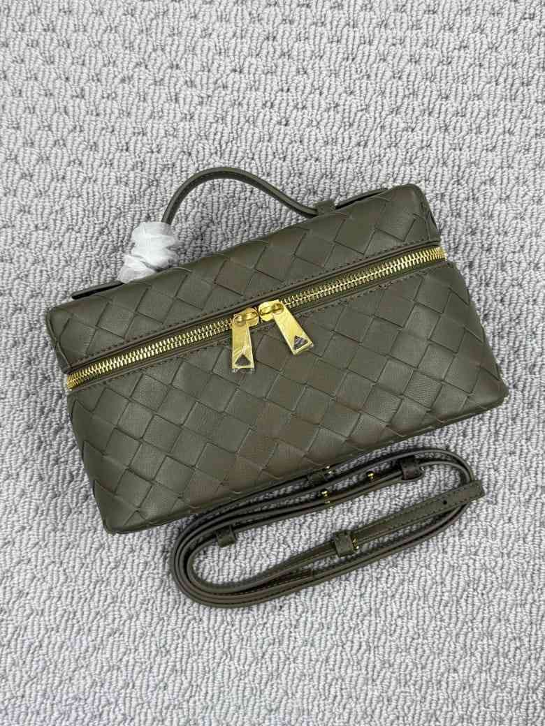 Bottega Veneta Vanity Case Bang Bang Intrecciato Olive